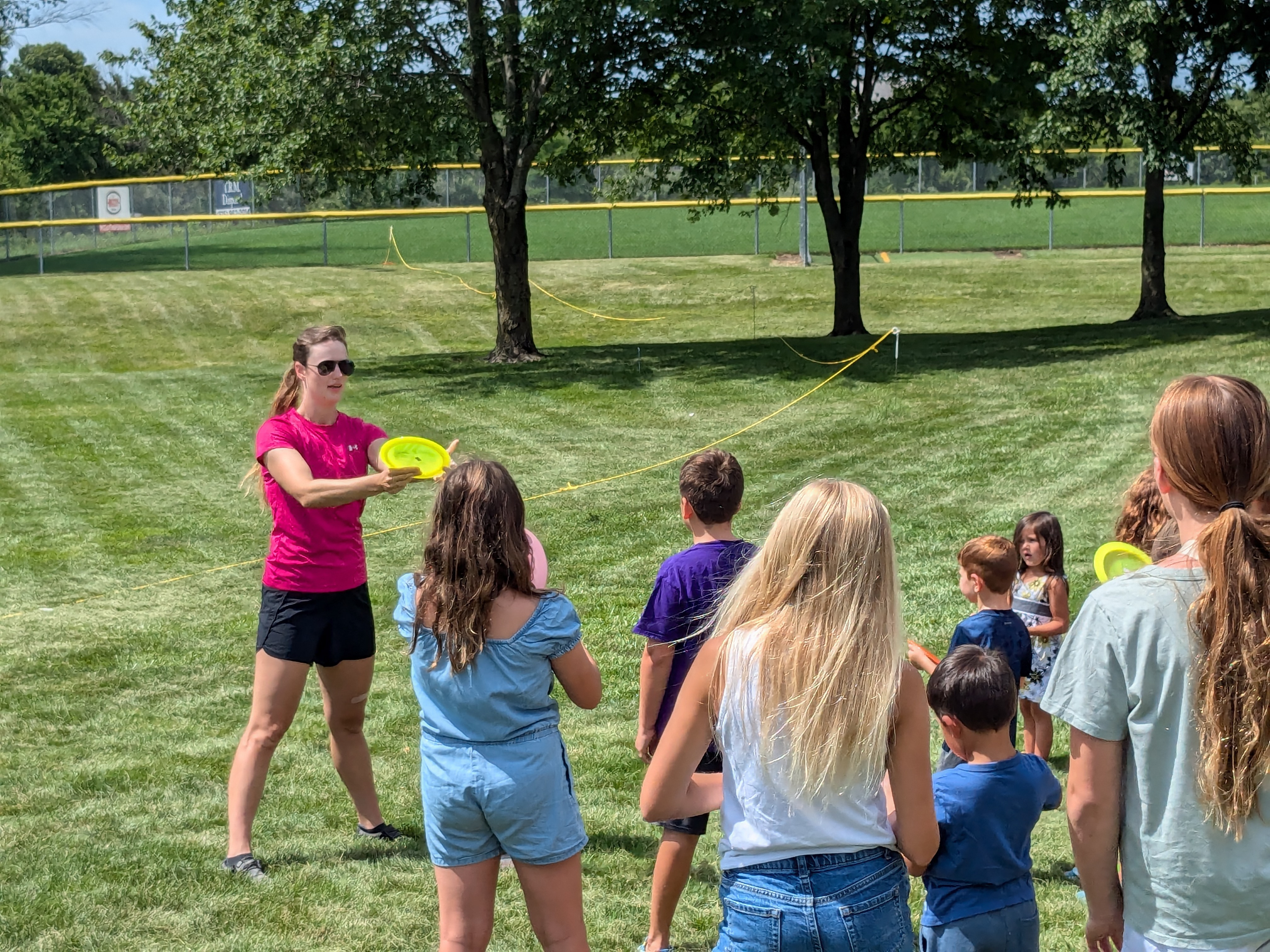 Holyn Handley teaching kids disc golf